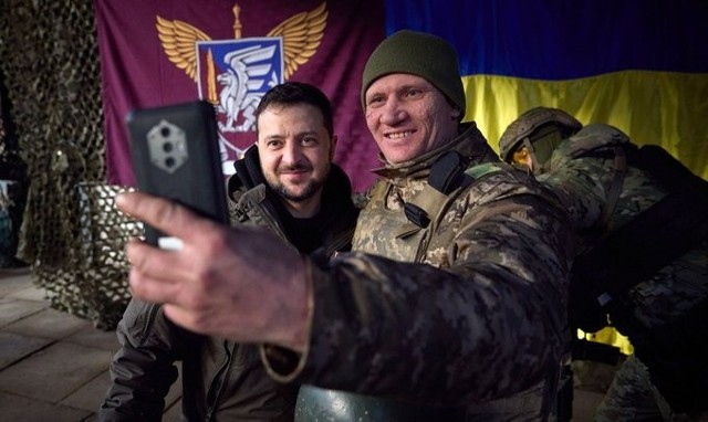 Prezydent Zełenski odwiedził swoich żołnierzy w Donbasie.