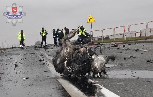 Śmiertelny wypadek w Wymysłowie: Zginął kierowca seata, próbował wyprzedzić ciężarówkę FOTO