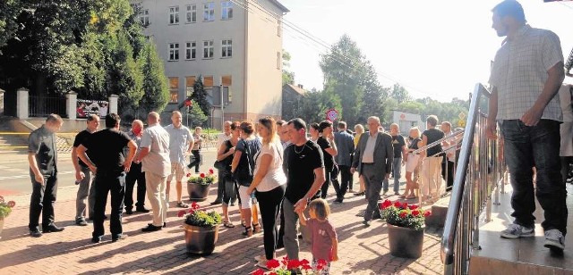 Mieszkańcy Poskwitowa, Damic, Naramy wytrwale czekali na przeniesienie sesji z sali obrad w urzędzie gminy do sali gimnastycznej w szkole.