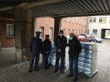 Ponad 2000 butelek z wodą pojechało z aresztu w Słupsku do szpitala w Miastku. Brawo!