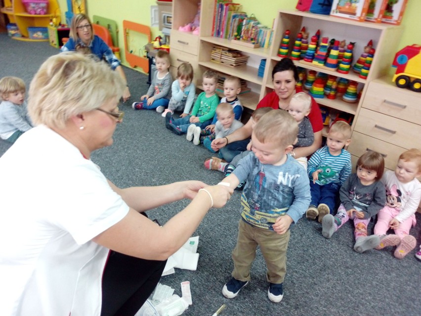 Dzieci ze Żłobka Miejskiego w Łowiczu spotkały się przedstawicielką służby zdrowia [ZDJĘCIA]