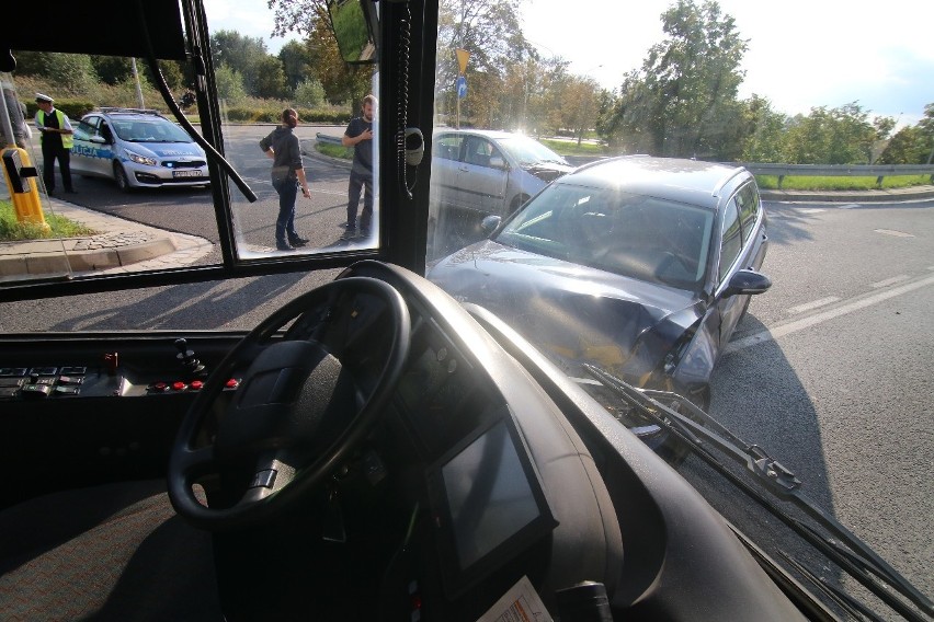 Wypadek na Psim Polu. Czołowe zderzenie autobusu MPK (ZDJĘCIA)