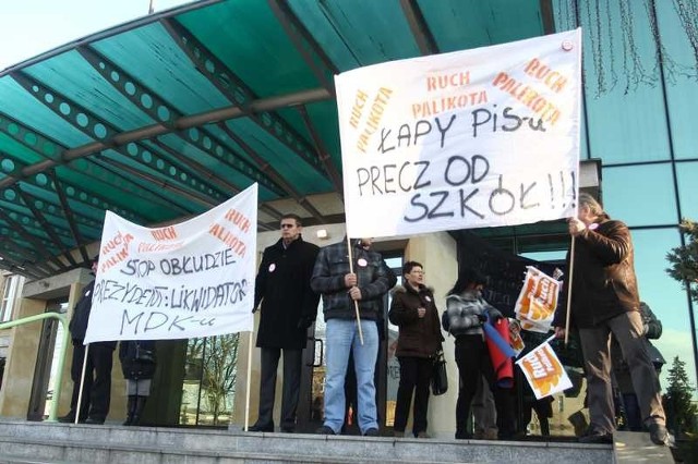 W obronie zagrożonych likwidacją szkół i domu kultury wystąpiła mało liczna, ale dość głośna grupa sympatyków Ruchu Palikota. 