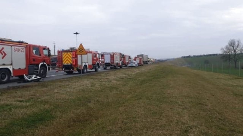 Osobowy bus uderzył w tył naczepy samochodu ciężarowego na...