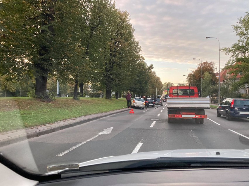 Kolizja na alei Zwycięstwa w Gdańsku. 12.10.2020 r. Nikt nie ucierpiał, nie ma już utrudnień w ruchu