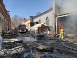 Pożar na terenie dawnego Frotexu w Prudniku. W akcji uczestniczyło 6 jednostek zawodowych i ochotniczych straży pożarnej