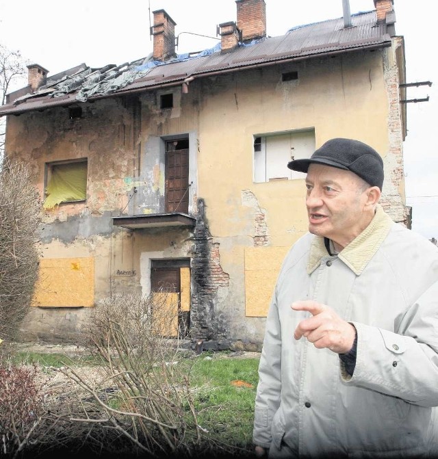 Marian Szabłowski kilkakrotnie interweniował, żeby w końcu miasto posprzątało śmietnik po dawnych lokatorach, bo był wylęgarnią szczurów.