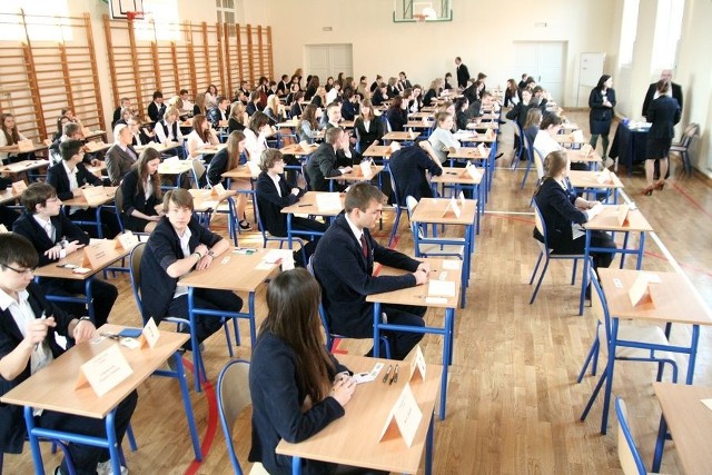 Egzamin gimnazjalny 2014 - angielski, niemiecki, francuski i rosyjski Uczniowie na napisanie każdej części mają godzinę. 