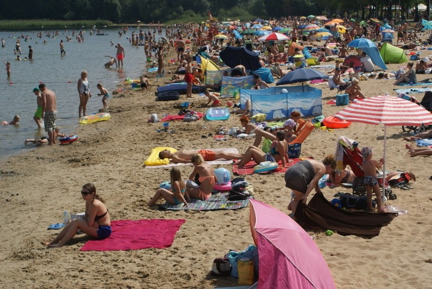 W sobotę nie brakowało chętnych do plażowania nad Pogorią...