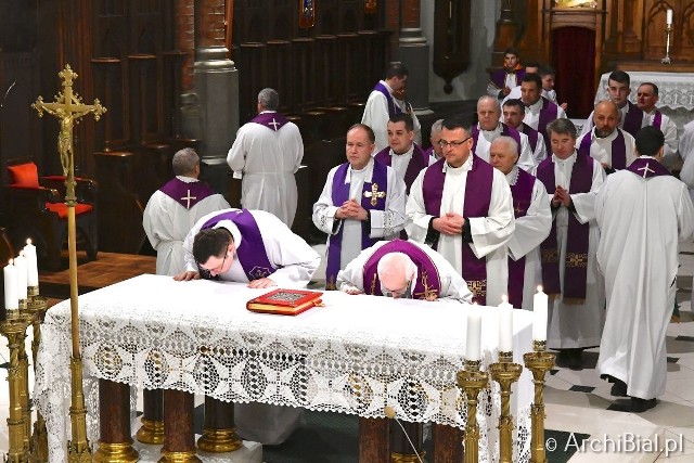 Abp Senior Edward Ozorowski na zakończenie Mszy św. sprawowanej w archikatedrze białostockiej w dzień swoich imienin, dziękował biskupom, kapłanom, siostrom zakonnym i wiernym za wspólne świętowanie liturgicznego wspomnienia św. Edwarda Męczennika. Abp Edward Ozorowski jest pierwszym biskupem, którego mianował na początku swego pontyfikatu Jan Paweł II. Edward Ozorowski został prekonizowany 31 stycznia 1979 r., a sakrę biskupią przyjął 29 kwietnia tegoż roku. Przez dwadzieścia siedem lat posługę pasterską sprawował jako biskup pomocniczy. Metropolitą Białostockim został mianowany przez papieża Benedykta XVI 21 października 2006 r.