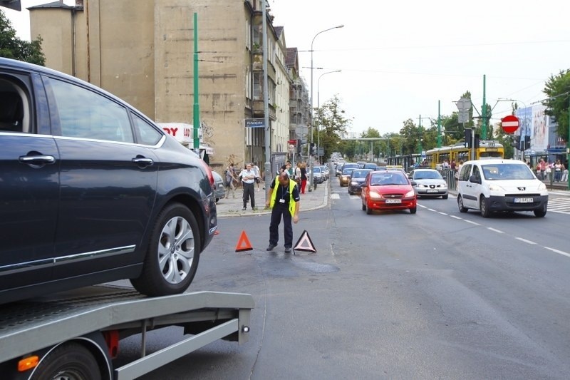 Poznań: Wypadek na skrzyżowaniu Królowej Jadwigi i Półwiejskiej [ZDJĘCIA]