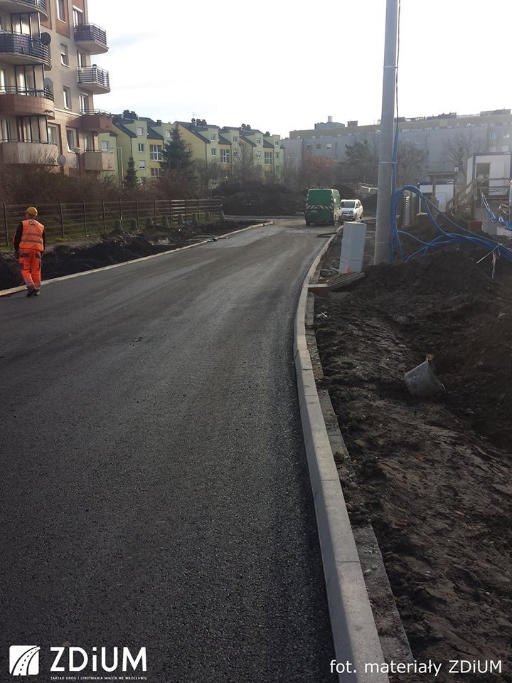 Wrocław: Przebudowa ulicy Skarbowców. Już widać asfalt [ZDJĘCIA]