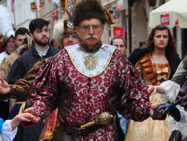 Karol Bury uczestniczy we wszystkich imprezach rycerskich odbywających się w Sandomierzu. Pojawia się oczywiście w historycznych strojach.        