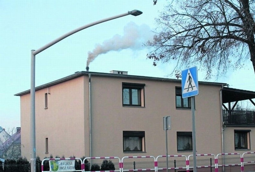 Łódź: straż miejska wystawia mandaty za palenie śmieciami w...