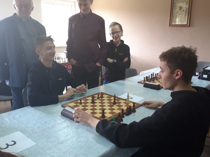 Grali w szachy na turnieju  - to kolejny dzień wydarzeń w ramach cyklu Przystanek Kochanowski Wesele w Przytyku