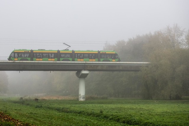 Sprawdziliśmy, które tramwaje w Poznaniu spóźniają się najmniej. Średni wskaźnik punktualności dla poznańskich bimb w październiku 2019 roku wyniósł 81,7 proc. Jest jednak linia, której punktualność sięga prawie 100 proc.!SPRAWDŹ TEŻ:3 najgorsze linie tramwajowe w Poznaniu6 najgorszych linii autobusowych w Poznaniu6 najlepszych linii autobusowych w PoznaniuPrzejdź dalej i zobacz TOP 3 najbardziej punktualnych tramwajów w stolicy Wielkopolski --->