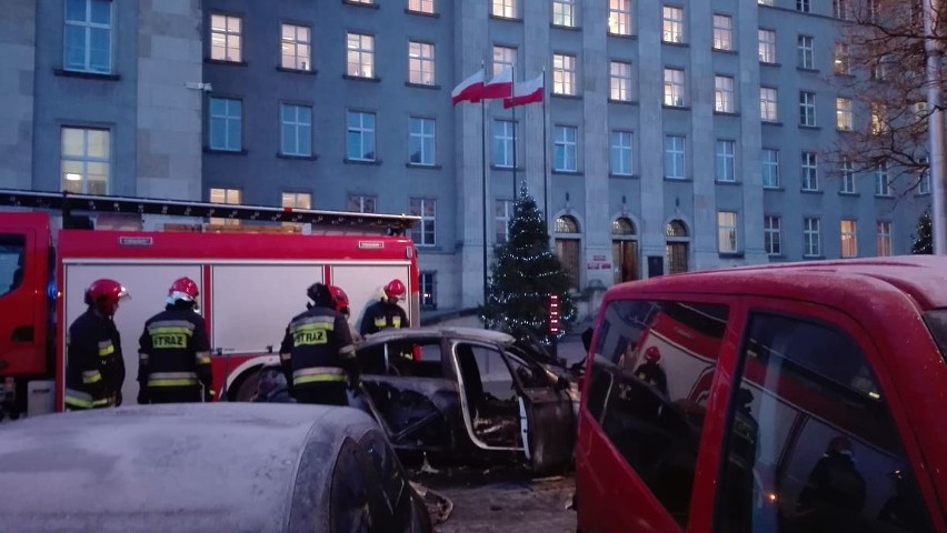 Obok Urzędu Wojewódzkiego w Katowicach spłonął samochód BMW