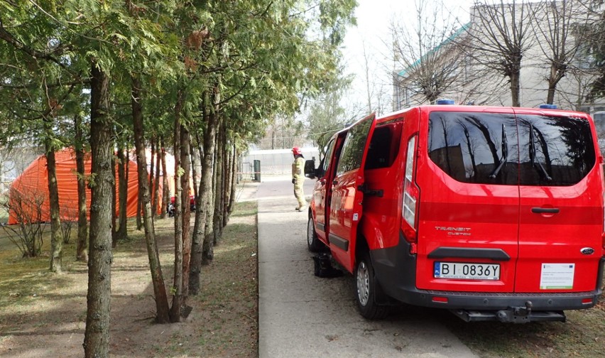 Grajewo: Strażacy z miasta oraz powiatu pomagają miejscowemu szpitalowi w walce z koronawirusem