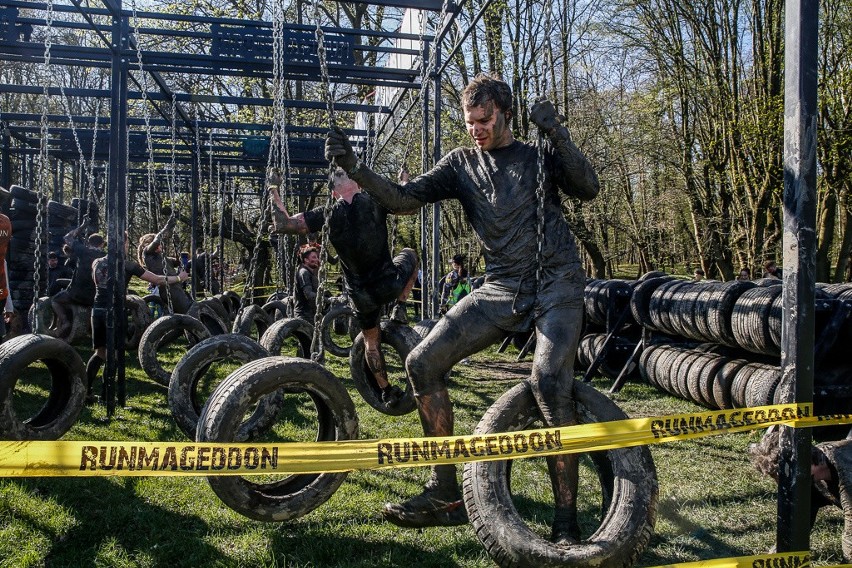 Runmageddon Gdynia 2018. Morderczy wysiłek. Zobacz, co działo się podczas pierwszego dnia imprezy [ZDJĘCIA, WIDEO]