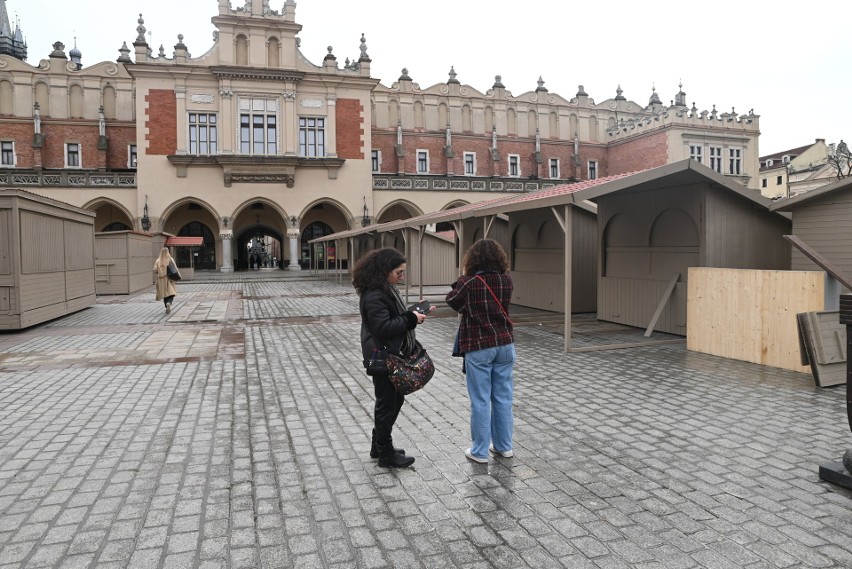 Na Rynku Głównym w Krakowie trwają przygotowania do jarmarku...