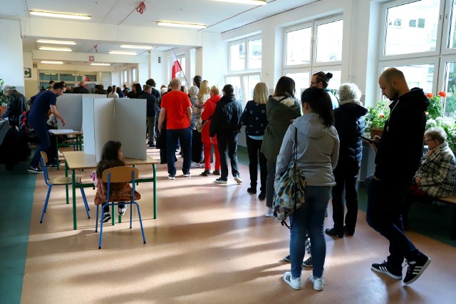 Na Dolnym Śląsku frekwencja wyniosła 21,51 proc. Głosowało do godz. 12 dokładnie 464 358 osób. W samym Wrocławiu frekwencja wyniosła 23,76 proc. co oznacza, że zagłosowało w stolicy Dolnego Śląska 117 411 osób.