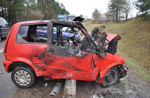 Po zderzeniu auto stanęło w ogniu