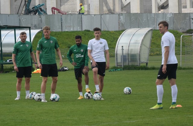 W meczu 30 kolejki, Fortuna 1 Liga, Radomiak Radom w niedzielę na stadionie przy ulicy Narutowicza 9 zagra z Sandecją Nowy Sącz. Początek tego meczu o godzinie 19.10.- Zagramy w niedzielę, z niezwykle wymagającym i trudnym rywalem. Sandecja od kilkunastu meczów nie doznała porażki. Na dodatek my nie zagramy w najmocniejszym składzie. Gramy jednak u siebie i już z naszymi kibicami i liczy się tylko zwycięstwo. W imieniu całej drużyny zwracam się do naszych kibiców o doping - mówi Dariusz Banasik, trener Radomiaka Radom. Kto nie zagra w radomskiej drużynie przeciwko Sandecji? Z powodu kontuzji mięśniowej napastnik Karol Angielski, za żółte kartki, środkowy obrońca Raphael Rossi i środkowy pomocnik Mateusz Radecki. Od dwóch tygodni na treningach nie pojawia się także napastnik Rok Sirk, który wyjechał do swojego rodzinnego kraju, Słowenii. Wszystko wskazuje na to, że jako napastnik zagra młody Dominik Sokół, a na środku obrony wraz z Mateuszem Cichockim - Mateusz Bodzioch. Zespół Sandecji, trenera Dariusza Dudka, także w niedzielę przeciwko Radomiakowi nie zagra w najmocniejszym składzie. Kontuzjowany jest obrońca, kapitan zespołu z Nowego Sącza, Dawid Szufryn.Niedzielny mecz, który rozpocznie się o godzinie 19.10 na stadionie przy ulicy Narutowicza 9 jako sędzia główny poprowadzi Wojciech Myć z Lublina, który na co dzień także prowadzi mecze PKO Ekstraklasy.  W tym sezonie 2020/2021 arbiter z Lublina prowadził już dwa mecze, oba zwycięskie dla zielonych. W Radomiu prowadził mecz  z GKS Bełchatów (wynik 2:0 ) i Puszczą w Niepołomicach (4:0). Zestaw par 30 kolejki Fortuna 1 Liga14 maja (piątek): Arka Gdynia - Resovia Rzeszów 1:0.15 maja (sobota): Miedź Legnica - GKS Tychy, godz. 12:40, sędzia: Zbigniew Dobrynin (Łódź), Górnik Łęczna - Odra Opole, godz. 16:00, sędzia: Daniel Stefański (Bydgoszcz), GKS 1962 Jastrzębie (Jastrzębie Zdrój) - Stomil Olsztyn, godz. 17:00, sędzia: Damian Sylwestrzak (Wrocław), Chrobry Głogów - Zagłębie Sosnowiec, godz. 17:00, sędzia: Łukasz Szczech (Warszawa), Korona Kielce - GKS Bełchatów, godz. 17:00, sędzia: Damian Kos (Gdańsk).16 maja (niedziela): Widzew Łódź - Bruk-Bet Termalica Nieciecza, godz. 12:40, sędzia: Dominik Sulikowski (Gdańsk), Radomiak Radom - Sandecja Nowy Sącz, godz. 19:10, sędzia: Wojciech Myć (Lublin), Puszcza Niepołomice - ŁKS Łódź, godz. 19:30, sędzia: Wojciech Krztoń (Olsztyn).W rundzie jesiennej w meczu rozegranym w Nowym Sączu padł wynik remisowy 1:1. Gola dla radomskiej drużyny strzelił obrońca Mateusz Bodzioch. ZOBACZ ZDJĘCIA Z TRENINGU>>>