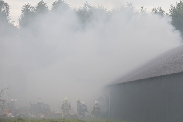 Pożar wybuchł w hali przy ul. Legionów w Wólce Kosowskiej