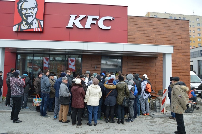 KFC w Stalowej Woli otwarte. Długie kolejki po kurczaki  