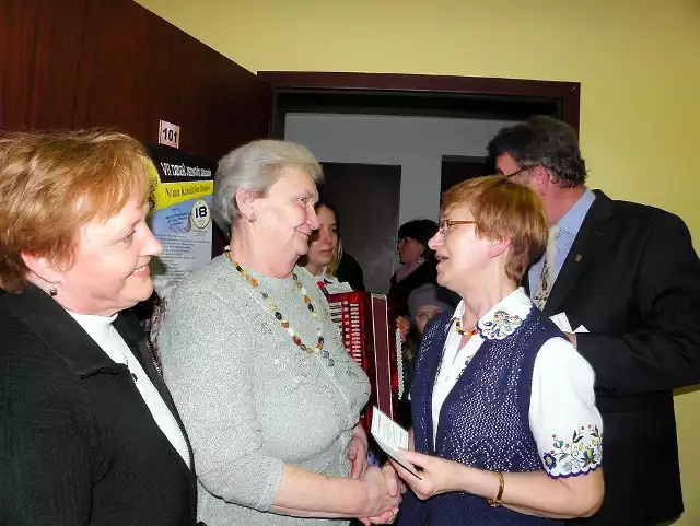 Legitymację odbiera Krystyna Syper, z lewej Barbara Wolnikowska, wręcza Janina Kosiedowska