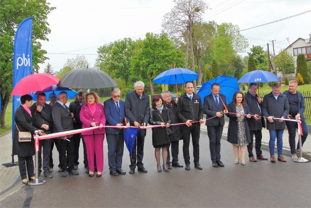 Oficjalnie otwarcie drogi przez zwałkę w Dąbrowicy w gminie Baranów Sandomierski