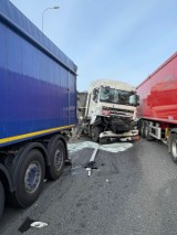 Ogromny korek na Obwodnicy Południowej. Kolizja pojazdów ciężarowych i osobówki