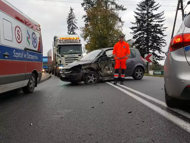 Poważny wypadek w Gwdzie.Do wypadku doszło we wtorkowy poranek w Gwdzie Wielkiej koło Szczecinka. Na wysokości kościoła kierowca renault jechał w stronę Szczecinka, z naprzeciwka ciężarówka. Na łuku drogi zarzuciło naczepę tira, która uderzyła w auto osobowe. Najmocniej ucierpiał kierowca renault, którego pogotowie zabrało do szpitala. Przez około godzinę ruch na drodze krajowej nr 20 był utrudniony, policja uruchomiła objazdy. Zobacz także Szczecinek: Wypadek na trasie Sitno - Dziki