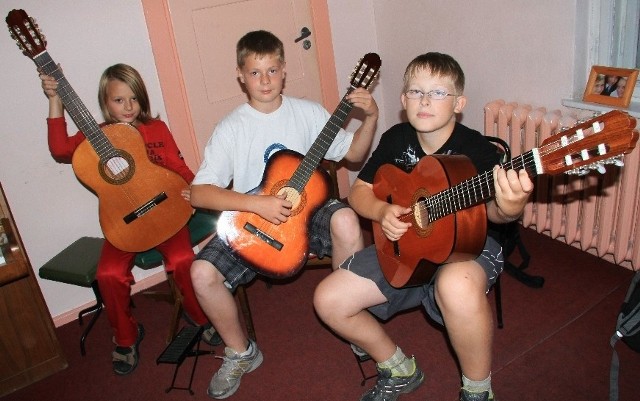W szkolnym zespole gitarowym grają m.in. Aleksander Ciślak, Mateusz Szewczyk, Tomasz Jackowiak. 