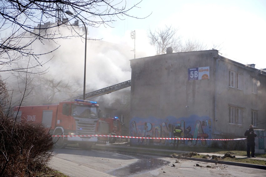 Pożar przy ul. Wrońskiej w Lublinie. Kilka rodzin straciło dach nad głową. Zobacz zdjęcia z akcji