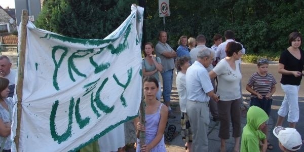 Mieszkańcy domagali się m.in. by ratusz ustawił na drogach osiedlowych znaki zabraniające wjazdu samochodom powyżej 3,5 tony. Gmina zapewniła, że wprowadzi takie ograniczenia.