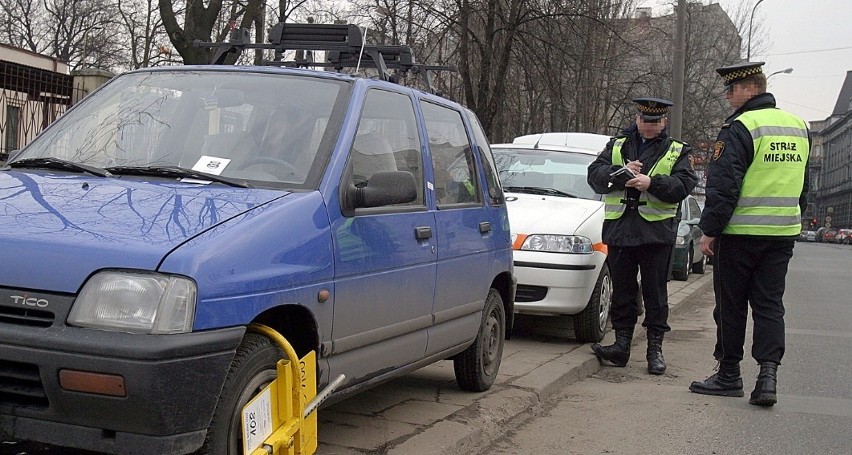 Każda uczelnia jest wprost „oblepiona” samochodami nie tylko...