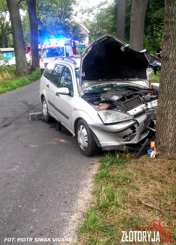 Samochód osobowy uderzył w drzewo. Lądował śmigłowiec LPR