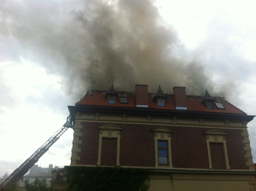 Wrocław: Pożar pałacyku na Sępolnie. Osiem zastępów straży w akcji (FILMY, ZDJĘCIA)