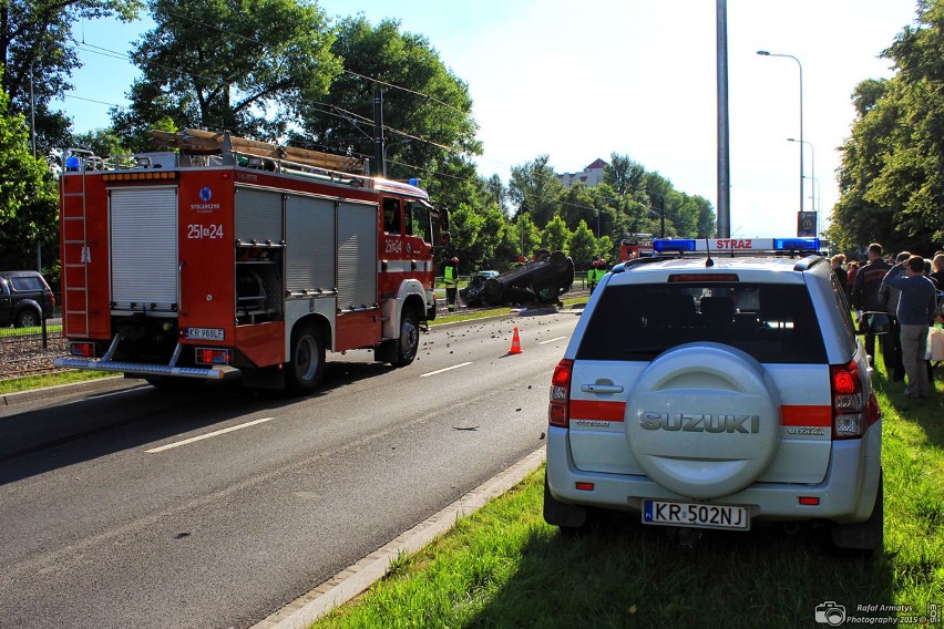 Kraków. Wypadek na al. Jana Pawła II. Auto dachowało, dwie osoby ranne [ZDJĘCIA]