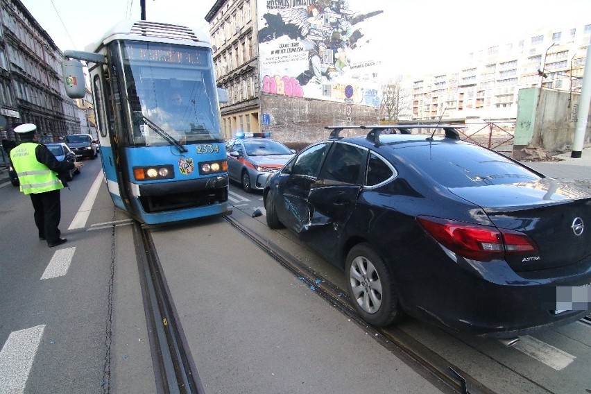 Zderzenie auta z tramwajem nr 3 na skrzyżowaniu Taugutta i...