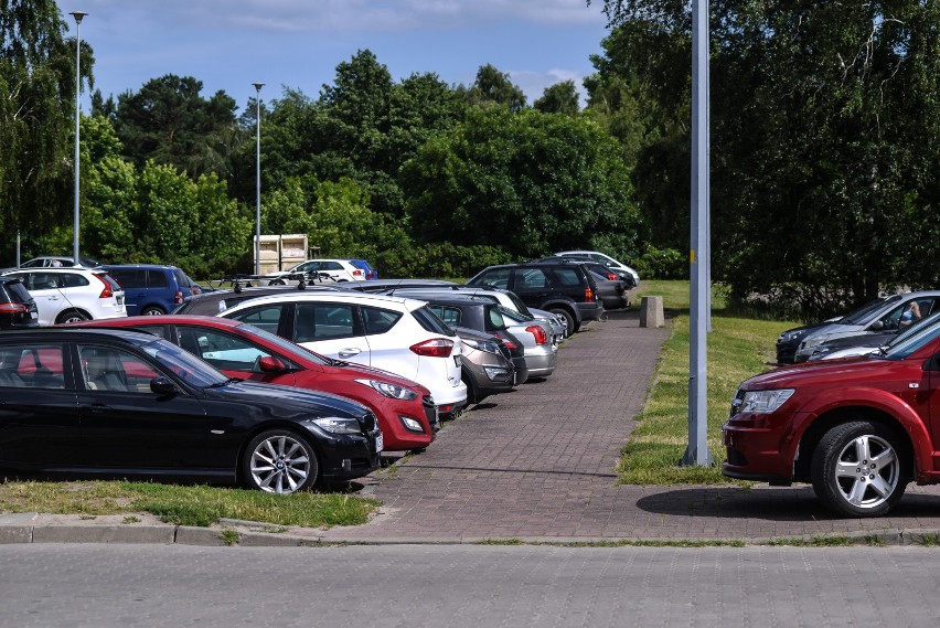 Parkowanie w Brzeźnie. Rada Dzielnicy chce latem buforowego parkingu oraz częstszych kontroli straży miejskiej