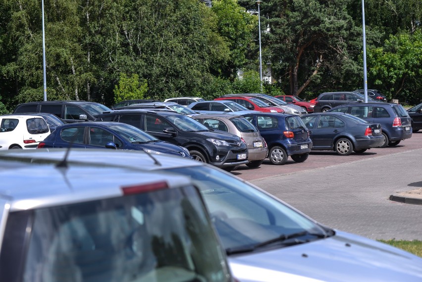 Parkowanie w Brzeźnie. Rada Dzielnicy chce latem buforowego parkingu oraz częstszych kontroli straży miejskiej