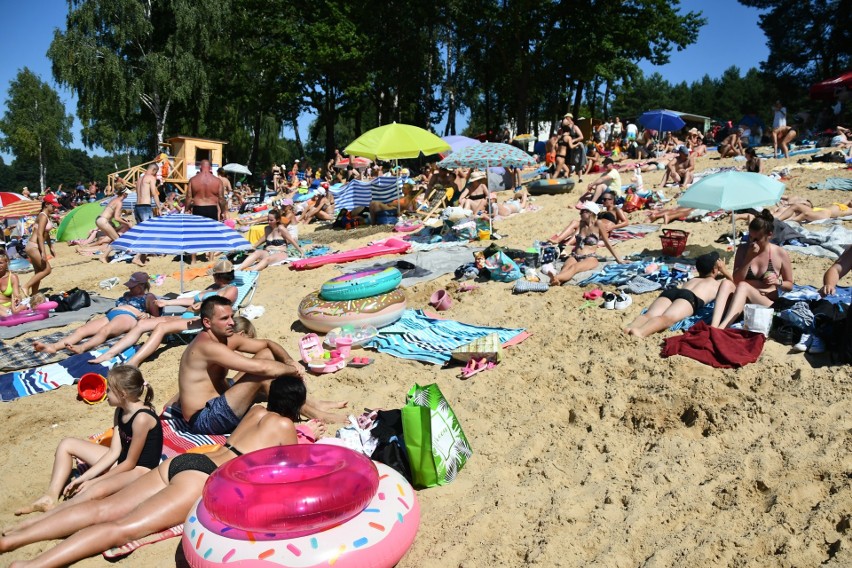 Zabawa na plaży w Cedzynie we wtorek, 15 sierpnia.