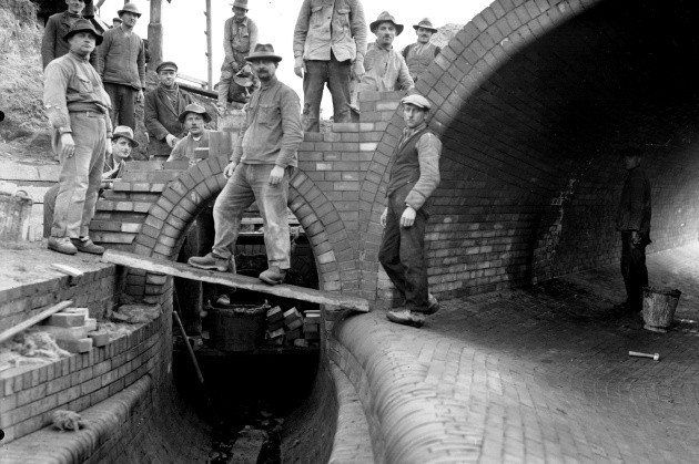 Kanalizację zaczęto budować w 1924 roku, a najstarsze...
