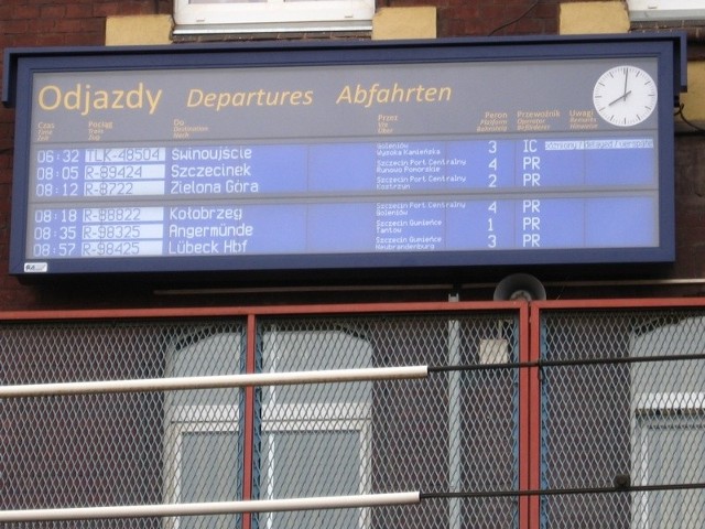 Na tablicy informacyjnej pojawiały się informacje o kolejnych pociągach do Świnoujścia. A najwcześniejszy z nich nadal stał na dworcu.
