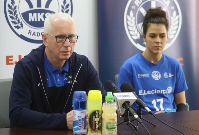 Jacek Skrok i Majka Szczepańska-Pogoda na konferencji prasowej przed meczem z Grot Budowlanymi Łódź. W pierwszej rundzie E.Leclerc Radomka przegrała u siebie z Grotem Budowlanymi Łódź 2:3.