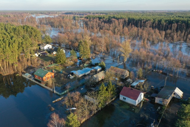 Woda zalewa wsie na Mazowszu