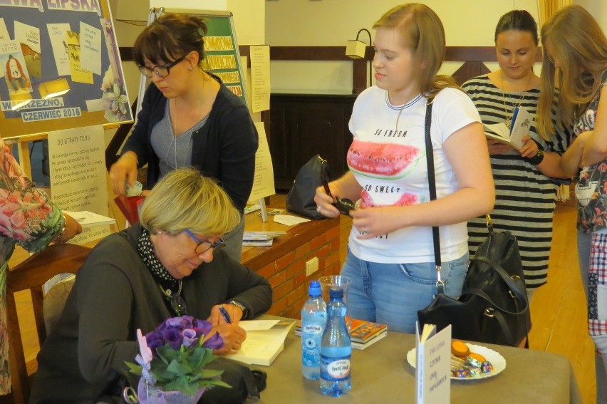 Ewa Lipska na spotkaniu z młodzieżą w Wąbrzeźnie