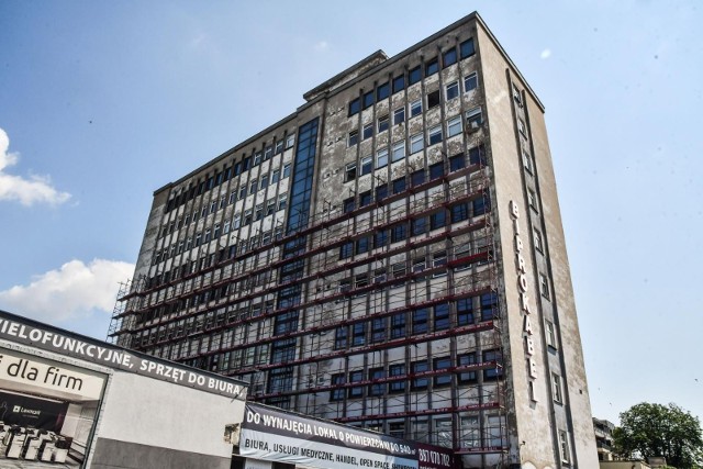Po interwencji Towarzystwa Przyrodniczego Kawka zdemontowano rusztowania na budynku przy ul. Jagiellońskiej 103 do 6 piętra.